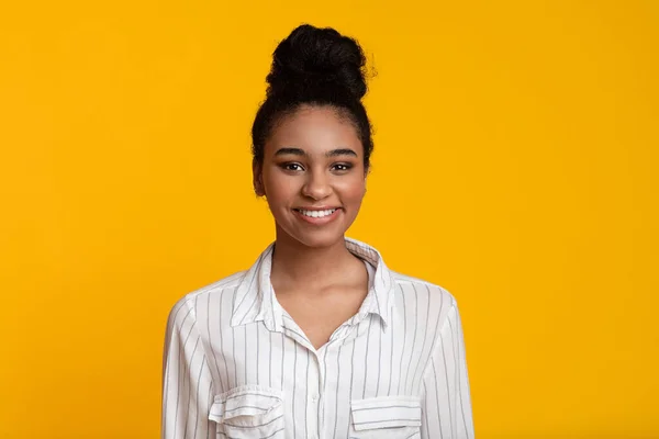 Retrato de una joven afroamericana sonriente mirando a la cámara — Foto de Stock