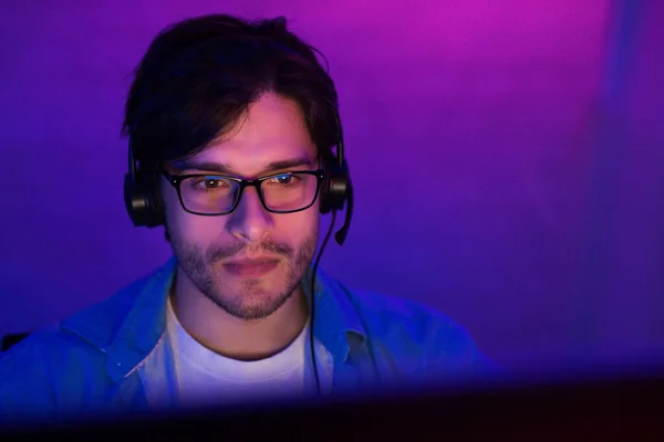 Estudiante en PC de escritorio jugando juego en línea en casa — Foto de Stock