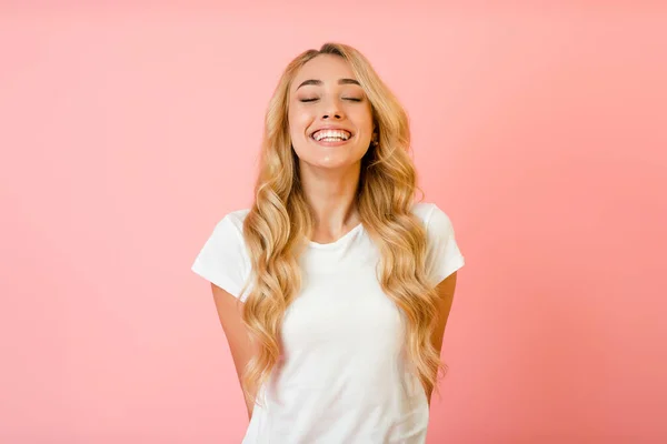 Söt blond kvinna brett leende till kameran — Stockfoto
