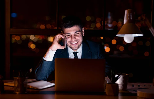 Felice Business Guy avendo conversazione telefonica seduto durante la notte in ufficio — Foto Stock