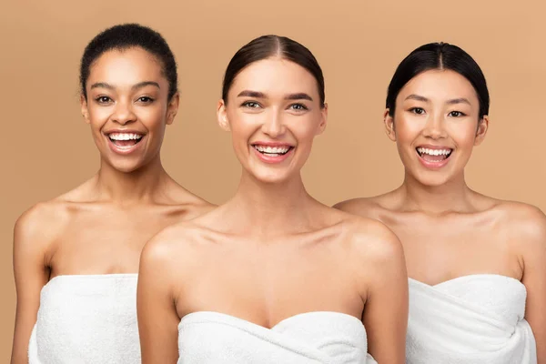 Multiracial Girls Wrapped In Bath Towels Posing Over Beige Background — Stockfoto