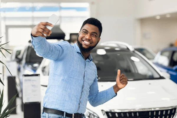 Happy Man Making Selfie Near Automobile Gesturing Thumbs-Up In Dealership — Stock Fotó