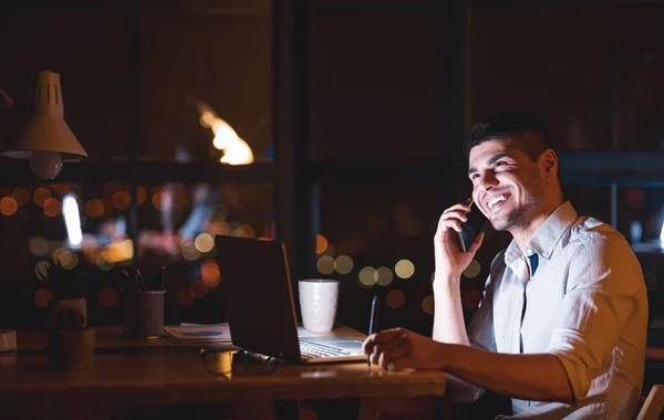 Guy Talking On Mobile Phone Sitting At Night In Office — Φωτογραφία Αρχείου