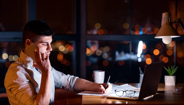 Tired Manager Guy Calling On Phone Taking Notes In Office — Φωτογραφία Αρχείου