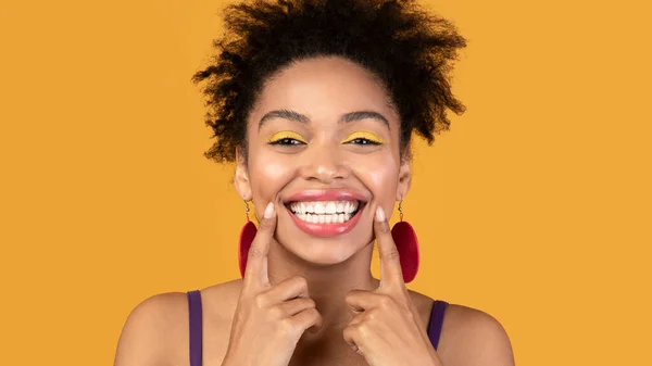 Retrato de bela menina negra mostrando dentes — Fotografia de Stock