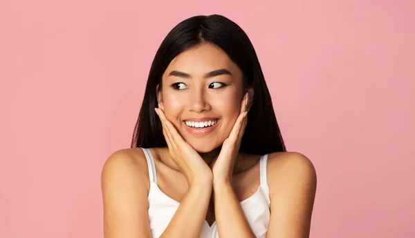 Girl Looking Aside Thinking About Something Posing Over Pink Background — Stockfoto