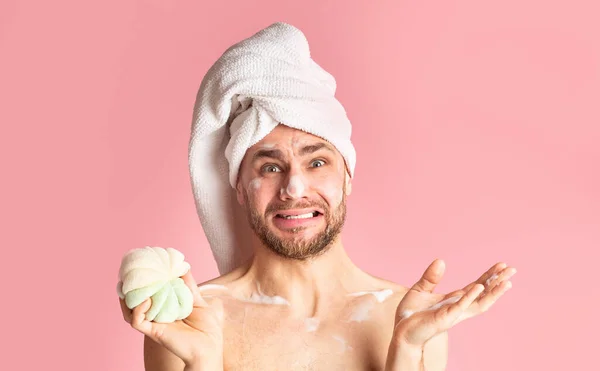Shocked guy with towel on his head — Stockfoto