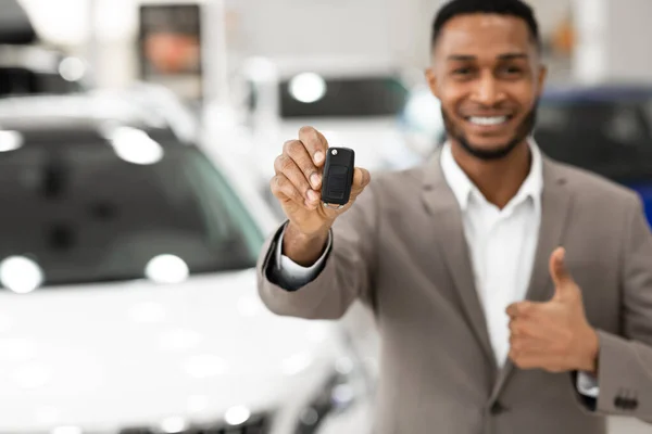 Unrecognizable Manager Showing Key Gesturing Thumbs-Up In Store, Shallow Depth — Stok fotoğraf