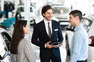 Araba Satıcısı Genç Çifte Otomobil Satıcısı