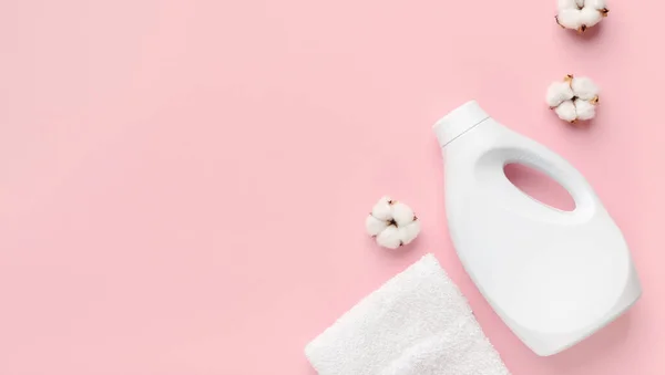Laundry detergent bottle with fabric softener isolated on pink — Stockfoto