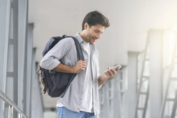 Man Traveller With Backpack Using Smartphone In Airport, Browsing Internet — Zdjęcie stockowe