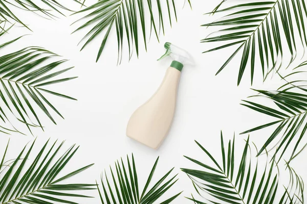 Біологічна пляшка розпилення з натуральним миючим засобом всередині зеленого листя — стокове фото