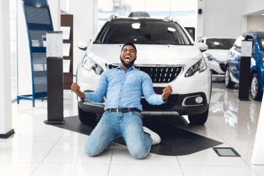 Heyecanlı Adam Sallanıyor Yumruklar Satıcıdan Yeni Araba Alınıyor