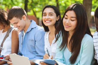 Mutlu Çoklu Etnik Öğrenciler Dışarıda Birlikte Çalışıyor, Kampüste Sınavlara Hazırlanıyor
