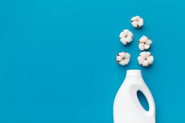 Mavi arka plandaki giysiler için yumuşatıcı