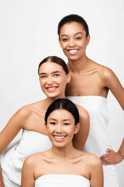 Tre donne in asciugamani in posa in studio, Ritratto di bellezza — Foto Stock