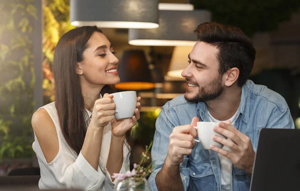 Jovem casal degustação de café apreciando flerte e conversa no café — Fotografia de Stock