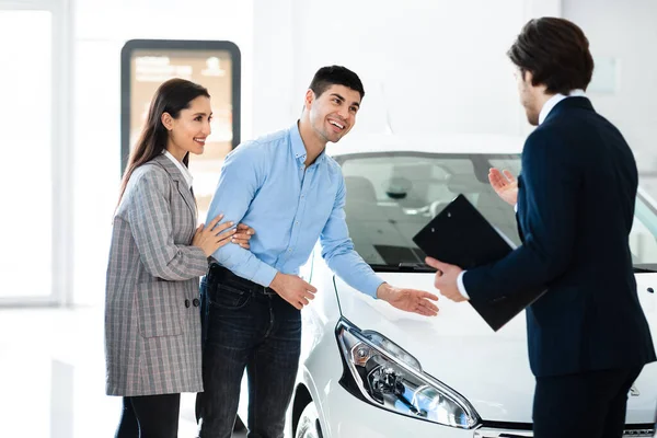 Couple Choosing And Checking Car With Manager In Rental Service — Stock Photo, Image