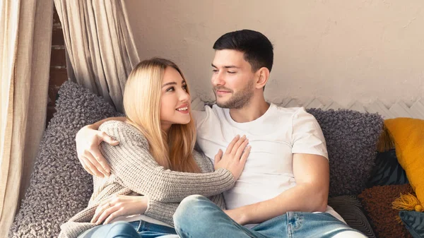 Kärleksfull pojkvän och flickvän myser på soffan inomhus, panorama — Stockfoto