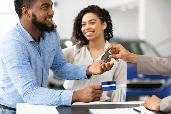 Afro cônjuges pagando com cartão de compra de carro em Dealership Office — Fotografia de Stock