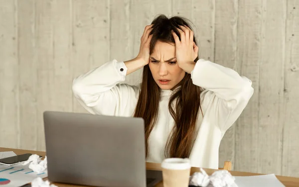 Donna freelance inorridita dalla quantità di lavoro — Foto Stock