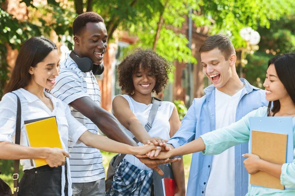 Sınav Geçidi Kutlaması. Bir grup üniversite öğrencisi dışarıda el ele tutuşuyor. — Stok fotoğraf