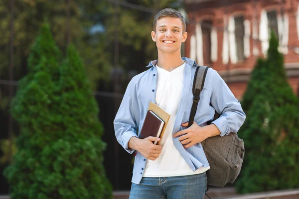 Retrato de estudante universitário feliz cara com mochila e livros — Fotografia de Stock