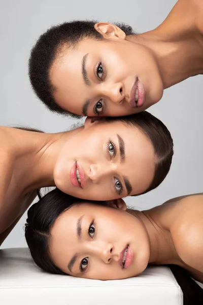 Portret van Afrikaanse, Aziatische en blanke meisjes op grijze achtergrond — Stockfoto