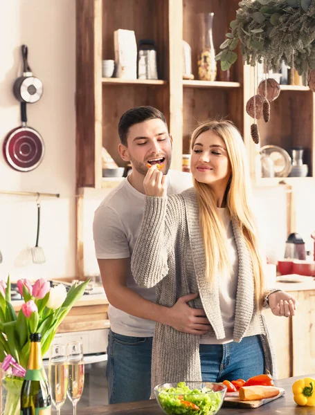 Linda menina loira e seu namorado cozinhar refeição saudável juntos na cozinha — Fotografia de Stock