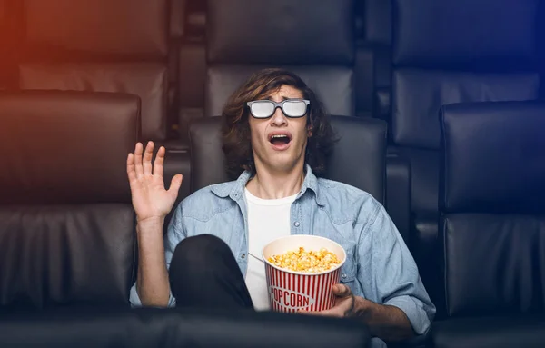 Молодой парень в 3D очках испугался в кинотеатре — стоковое фото