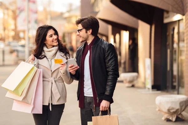 Para ze smartfonem i kartą kredytową w pobliżu centrum miasta — Zdjęcie stockowe