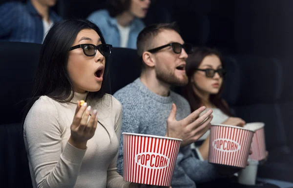 Entretenimento e lazer. Público desnorteado assistindo filme assustador no cinema — Fotografia de Stock