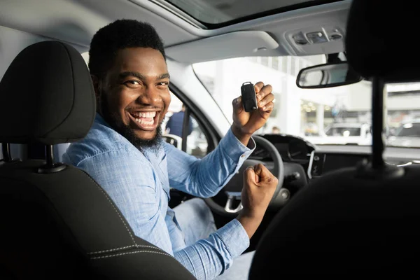 Glad kille som håller Auto Key Shaking Fists Sitter i bilen — Stockfoto
