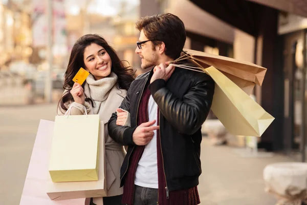 Couple with credit card near city center — Stockfoto