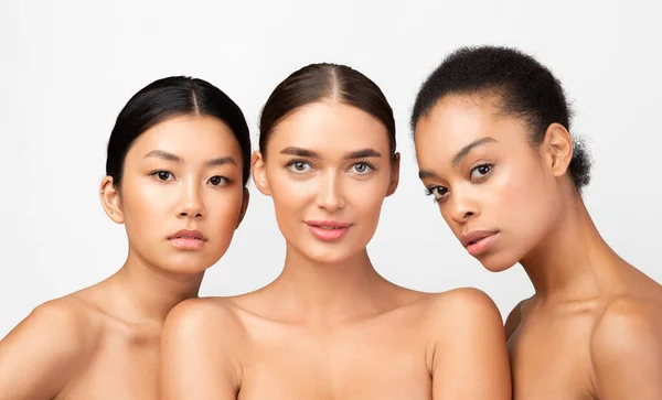 Three Multiracial Models Girls Posing Naked In Studio — Stockfoto