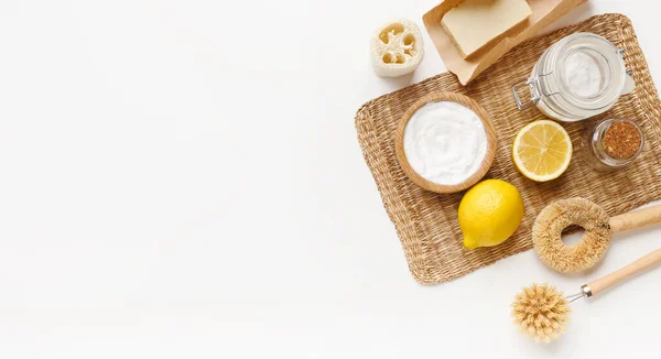 Limpadores bio naturais - limão, bicarbonato de sódio, sal em branco — Fotografia de Stock