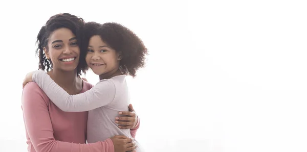 Madres Amor. retrato de feliz afro mujer abrazando con poco hija —  Fotos de Stock