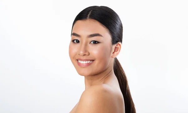Retrato de chica asiática con maquillaje natural sobre fondo blanco — Foto de Stock