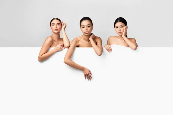 Three Mixed Women Posing Standing Behind White Board, Studio — Stockfoto
