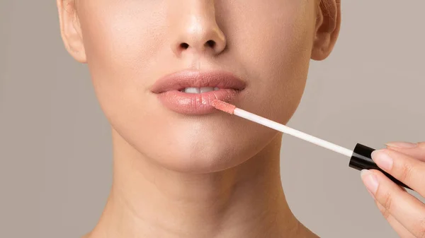 Unrecognizable Girl Applying Lipstick Making Makeup, Panorama, Studio Shot — Stockfoto