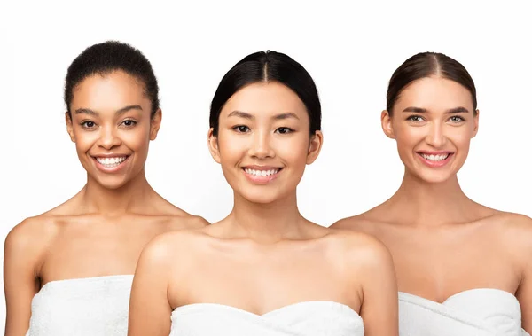 Tres modelos multiculturales en toallas de baño de pie en el estudio — Foto de Stock