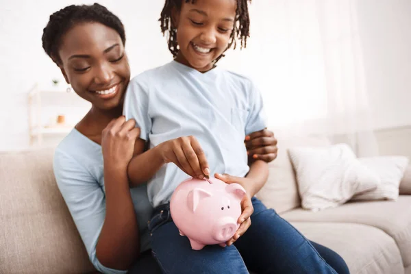 Familia afroamericana ahorrando dinero para la educación —  Fotos de Stock