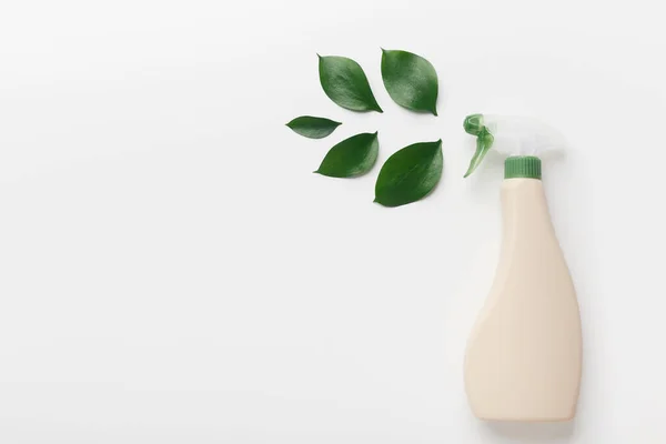 Натуральна суміш для ефективного прибирання будинку в пляшці на білому — стокове фото