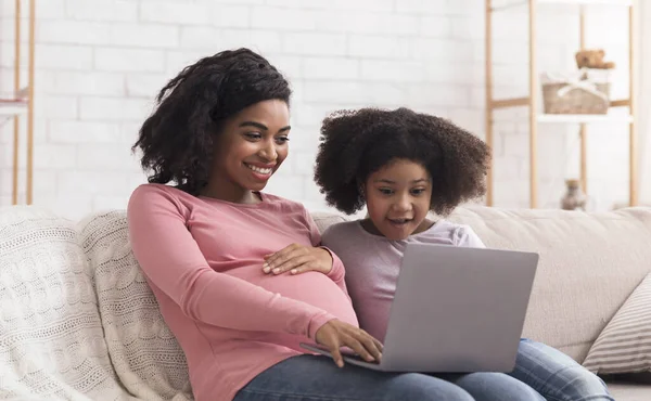 Pregnant Afro Woman And Cute Little Daughter Watching Movies On Laptop — Zdjęcie stockowe