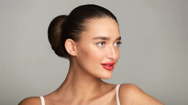 Mujer con labios rojos regordetes sobre fondo gris — Foto de Stock