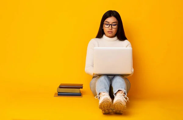 Student Girl Using Laptop Studying Over Yellow Studio Background — Stock Fotó