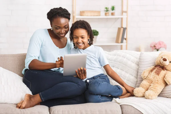 Família afro feliz passar tempo juntos usando tablet — Fotografia de Stock