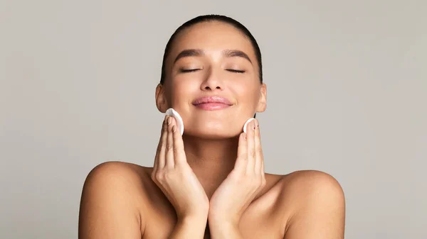 Chica quitando maquillaje con almohadilla de algodón — Foto de Stock