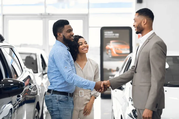 Carro negociante Handshaking com os compradores após negócio bem sucedido na loja — Fotografia de Stock