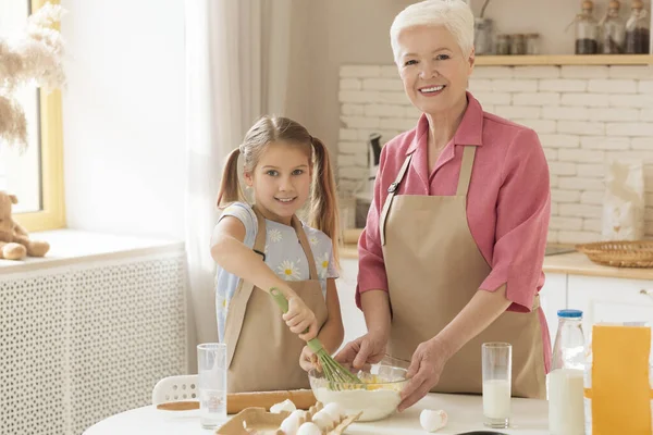 Feliz abuela y su nieta hornear juntos en la cocina, espacio de copia —  Fotos de Stock